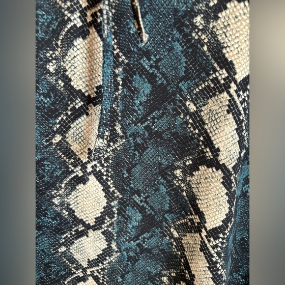 NWT Buddy Love Tie Front Split Bell Sleeve Blue and Beige Snake Print Blouse S - Picture 4 of 8